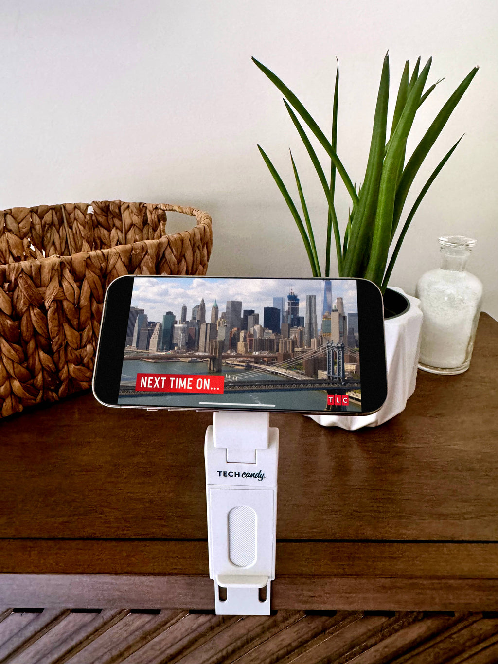 Tech Candy - HOLD IT RIGHT THERE MAGNETIC TRAVEL PHONE STAND