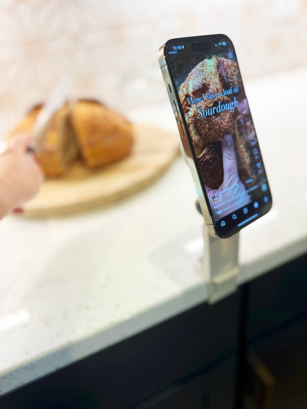 Tech Candy - HOLD IT RIGHT THERE MAGNETIC TRAVEL PHONE STAND