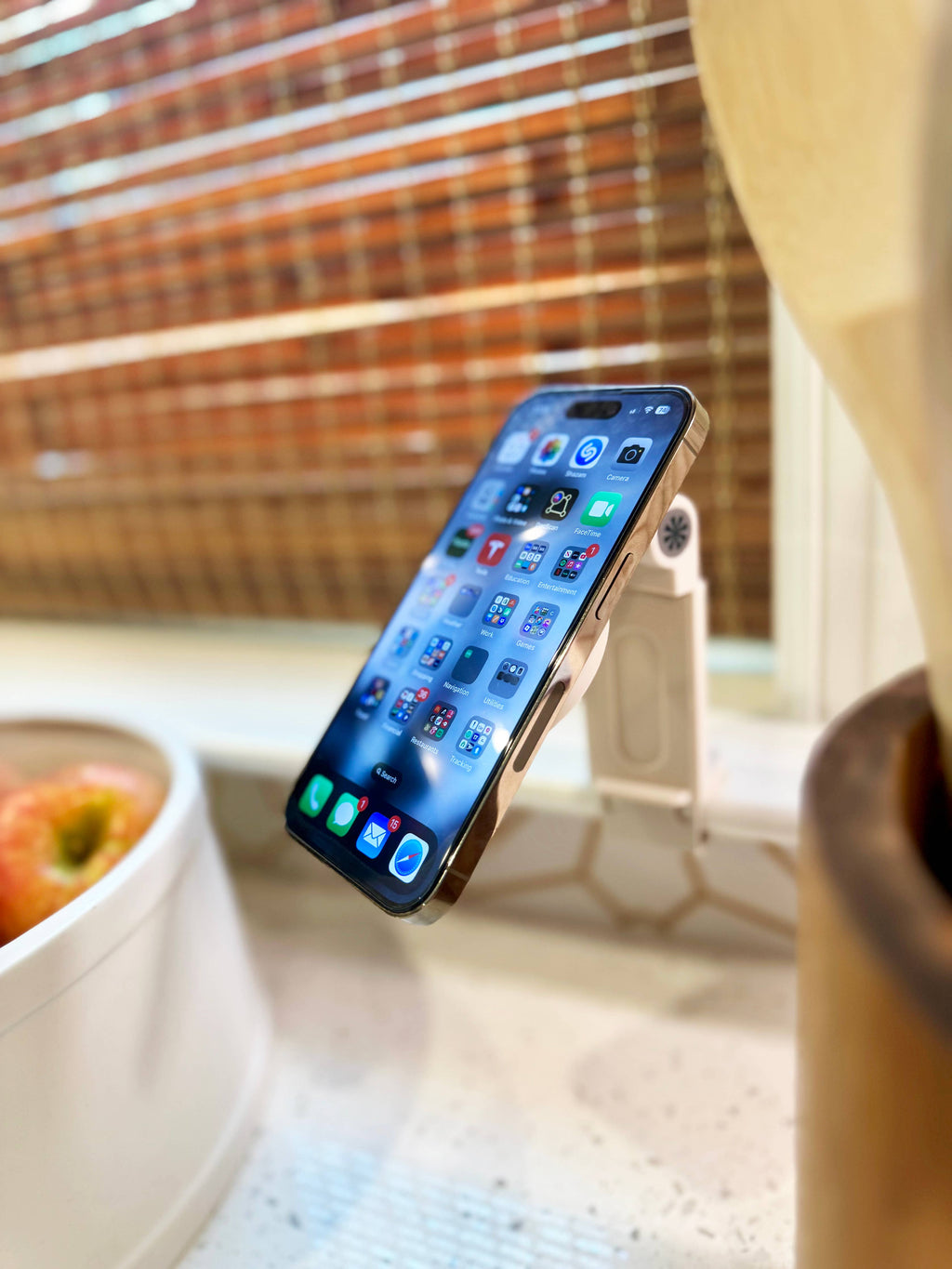 Tech Candy - HOLD IT RIGHT THERE MAGNETIC TRAVEL PHONE STAND