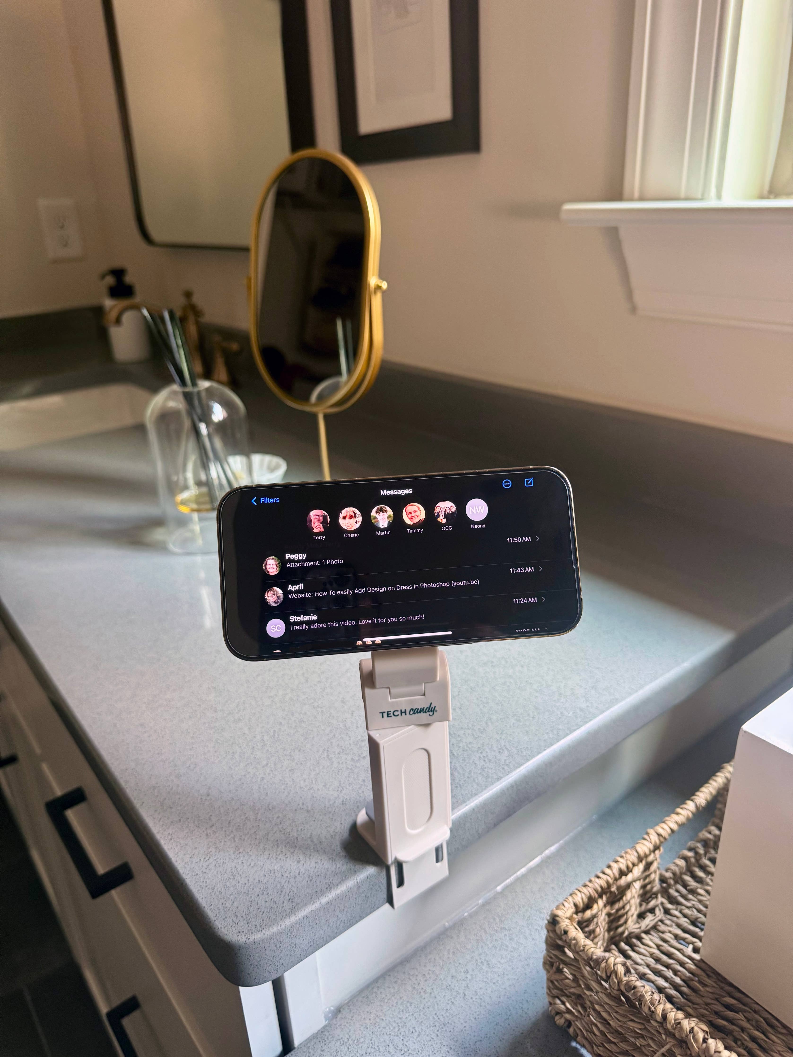 Tech Candy - HOLD IT RIGHT THERE MAGNETIC TRAVEL PHONE STAND