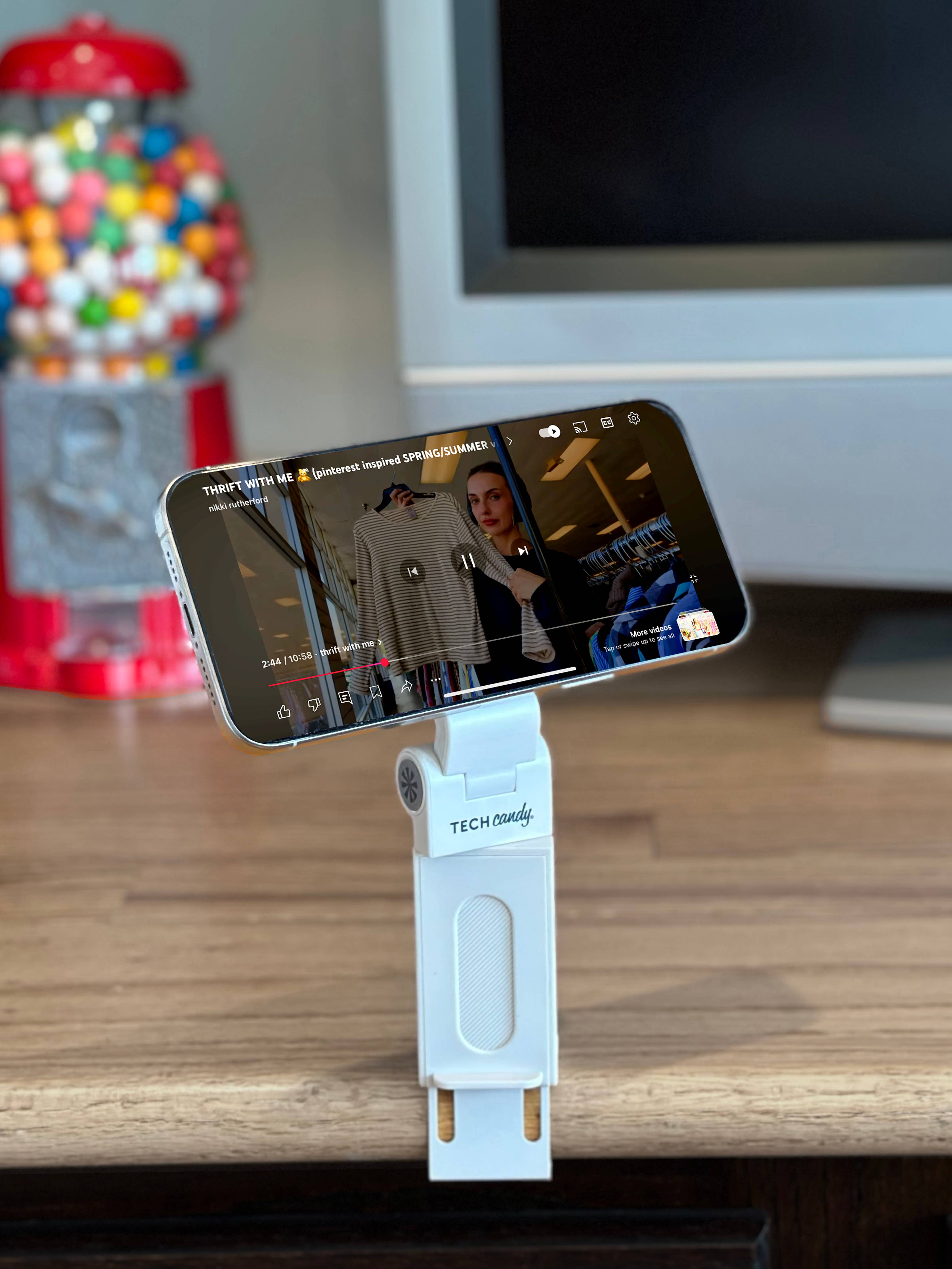 Tech Candy - HOLD IT RIGHT THERE MAGNETIC TRAVEL PHONE STAND
