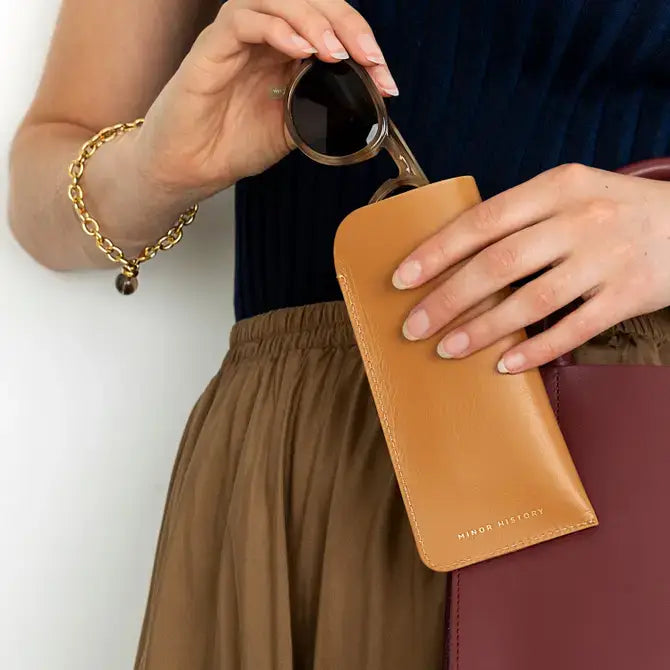 Minor History - The Looker Glasses Case - Saddle