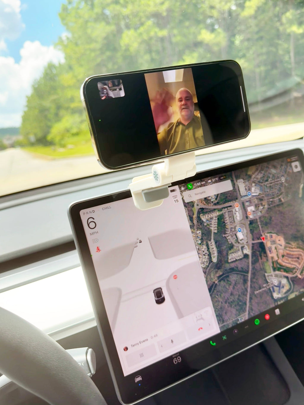 Tech Candy - HOLD IT RIGHT THERE MAGNETIC TRAVEL PHONE STAND