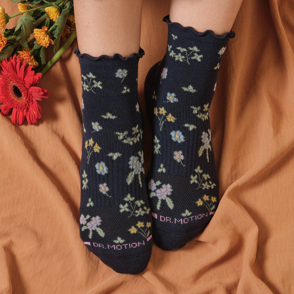 Dr. Motion - All Over Floral Lettuce Edge | Quarter Compression Socks W