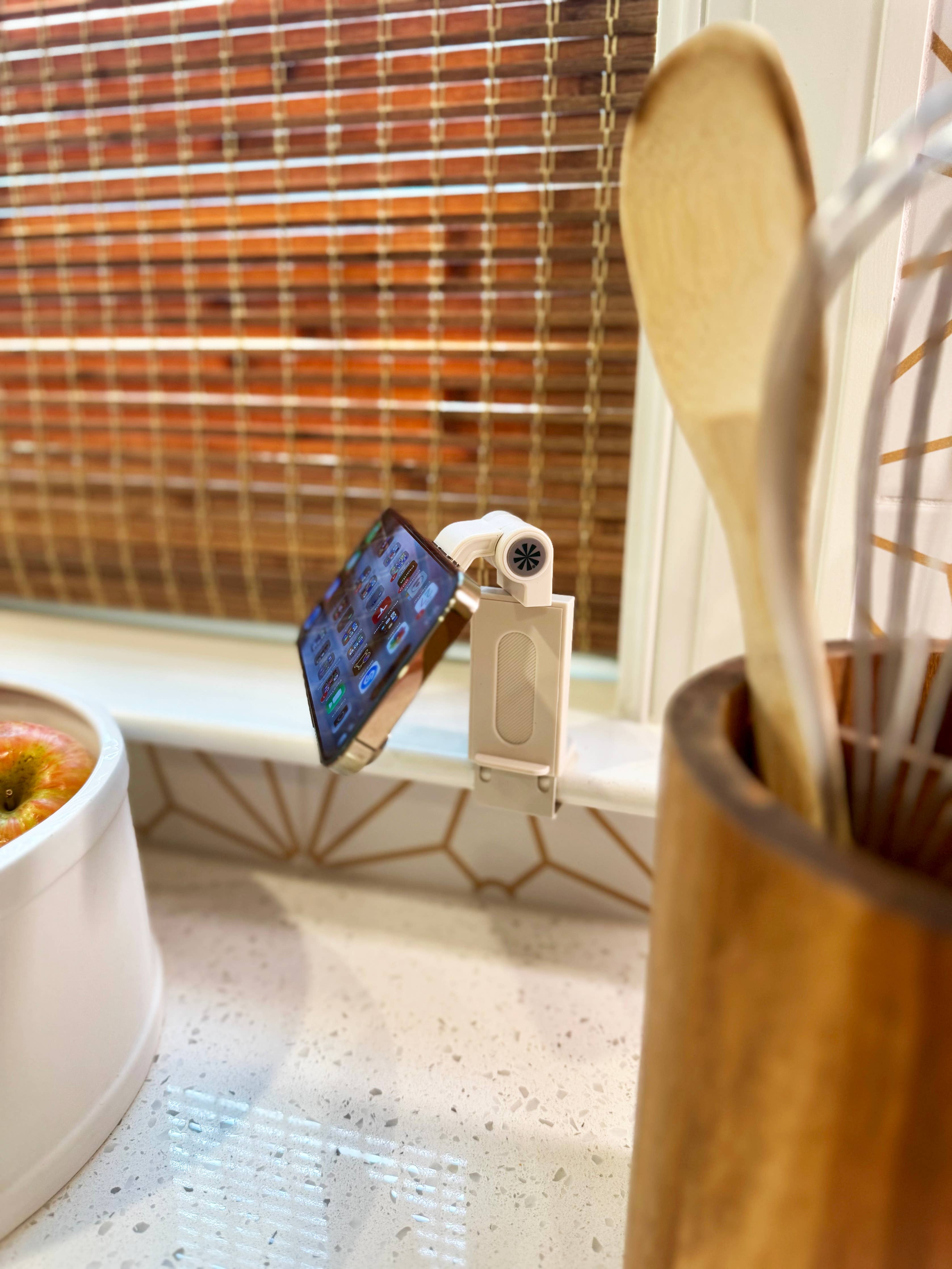 Tech Candy - HOLD IT RIGHT THERE MAGNETIC TRAVEL PHONE STAND