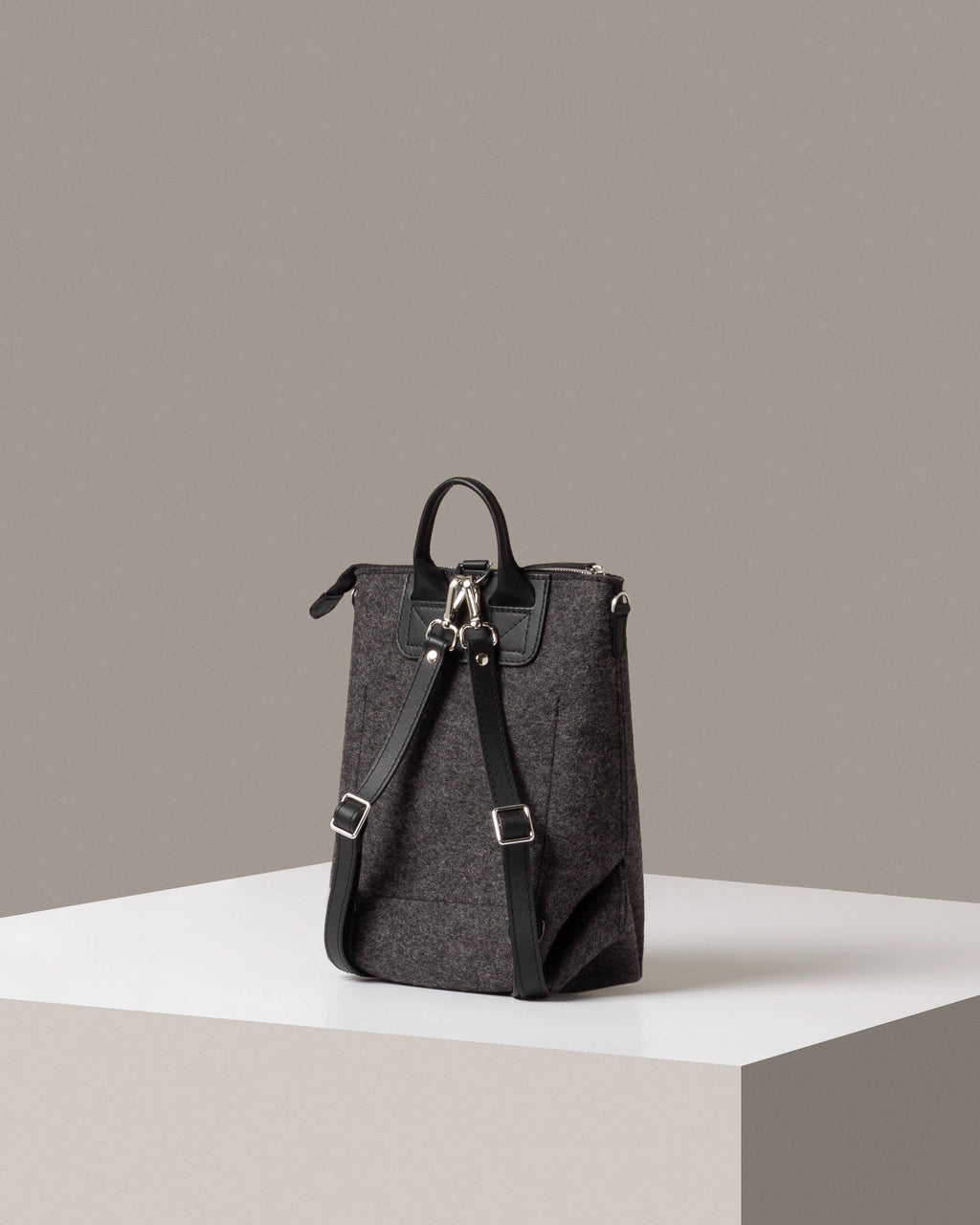 Graf Lantz - Bedford Merino Wool Midi Backpack in Charcoal