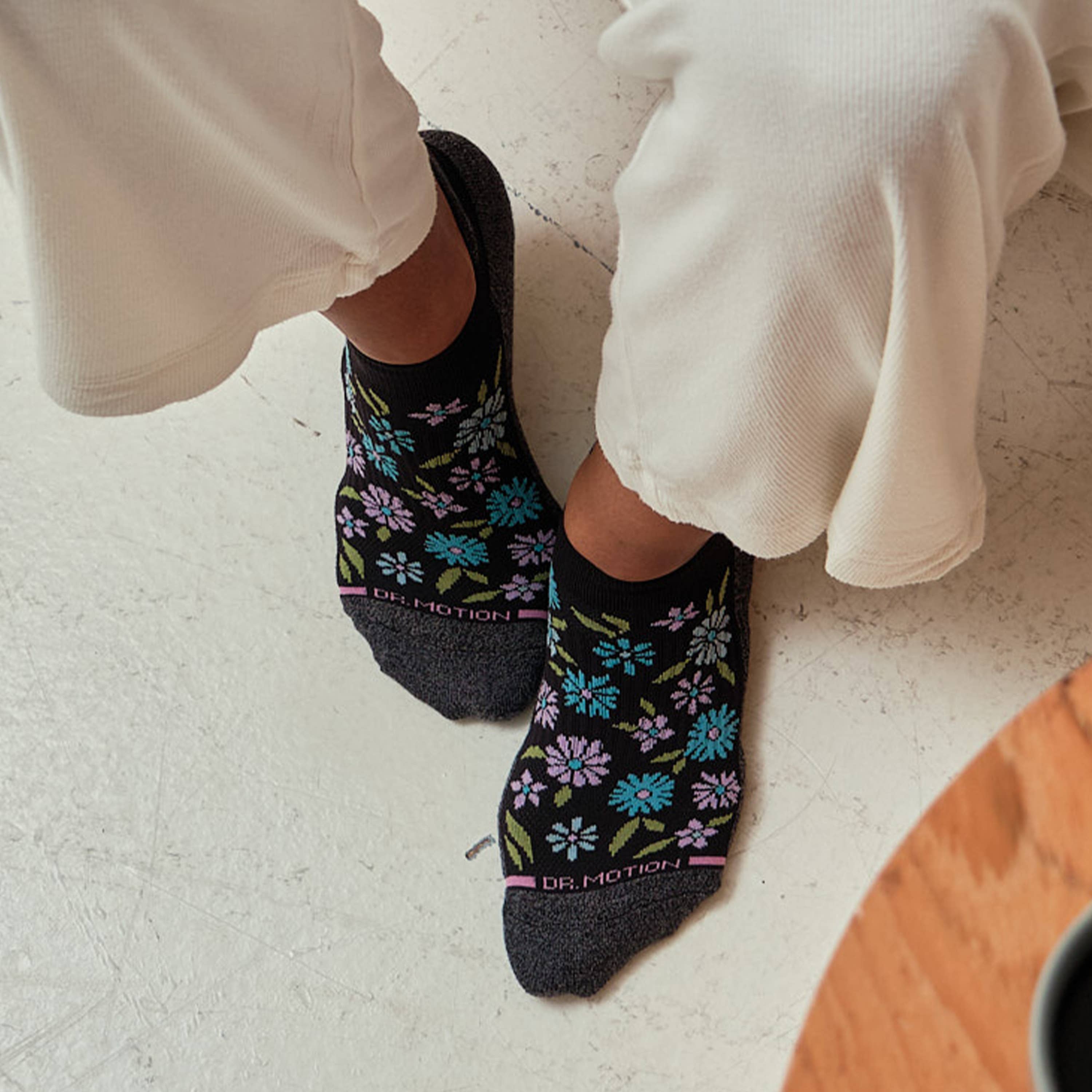 Dr. Motion - GROOVY FLORAL | ANKLE COMPRESSION SOCKS FOR WOMEN