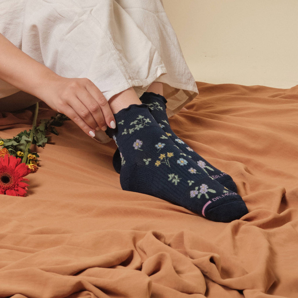 Dr. Motion - All Over Floral Lettuce Edge | Quarter Compression Socks W
