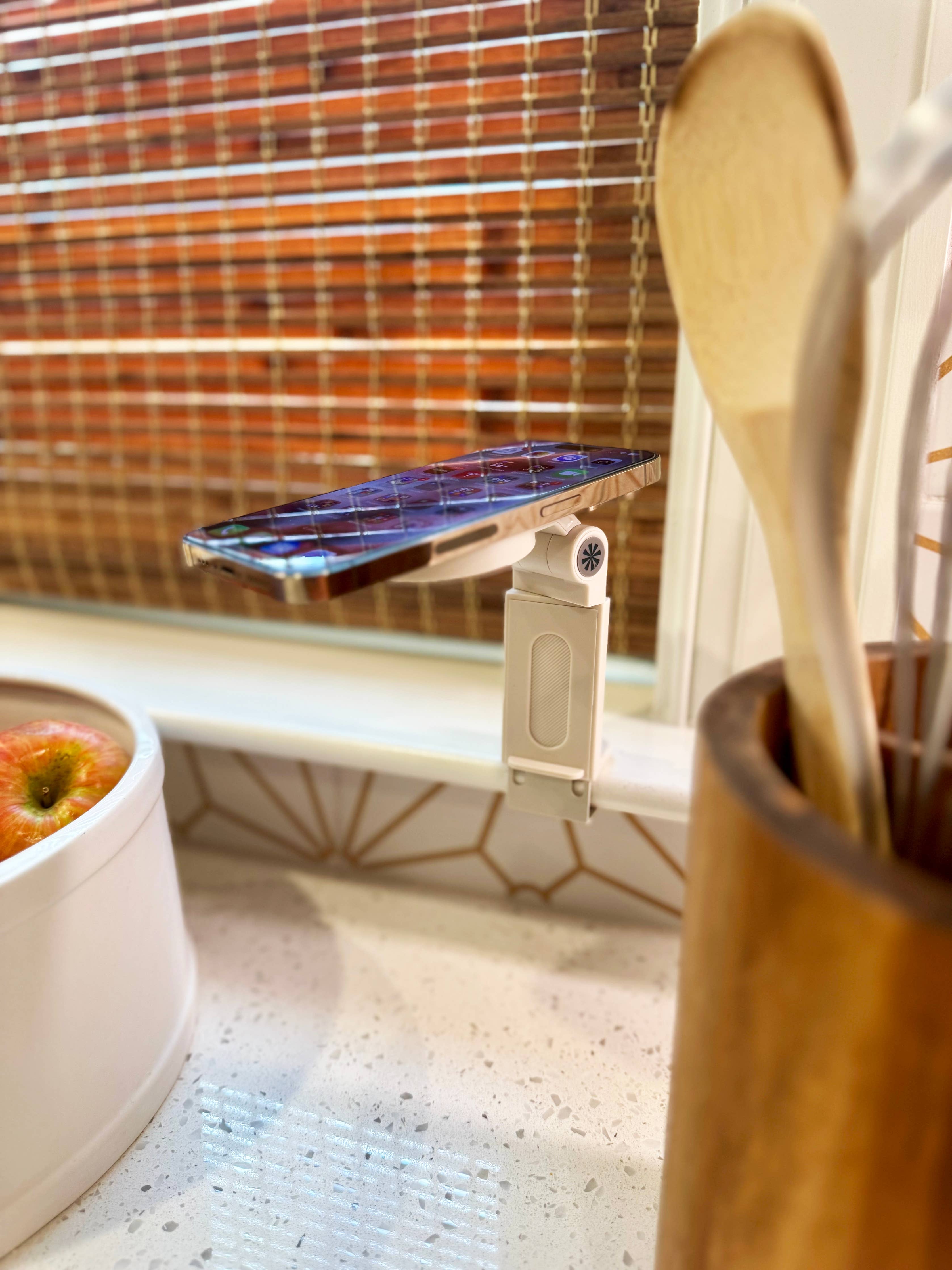 Tech Candy - HOLD IT RIGHT THERE MAGNETIC TRAVEL PHONE STAND