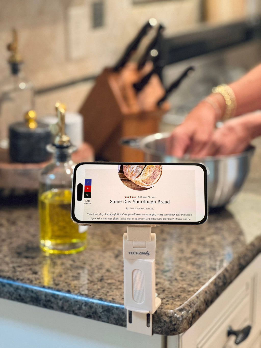 Tech Candy - HOLD IT RIGHT THERE MAGNETIC TRAVEL PHONE STAND