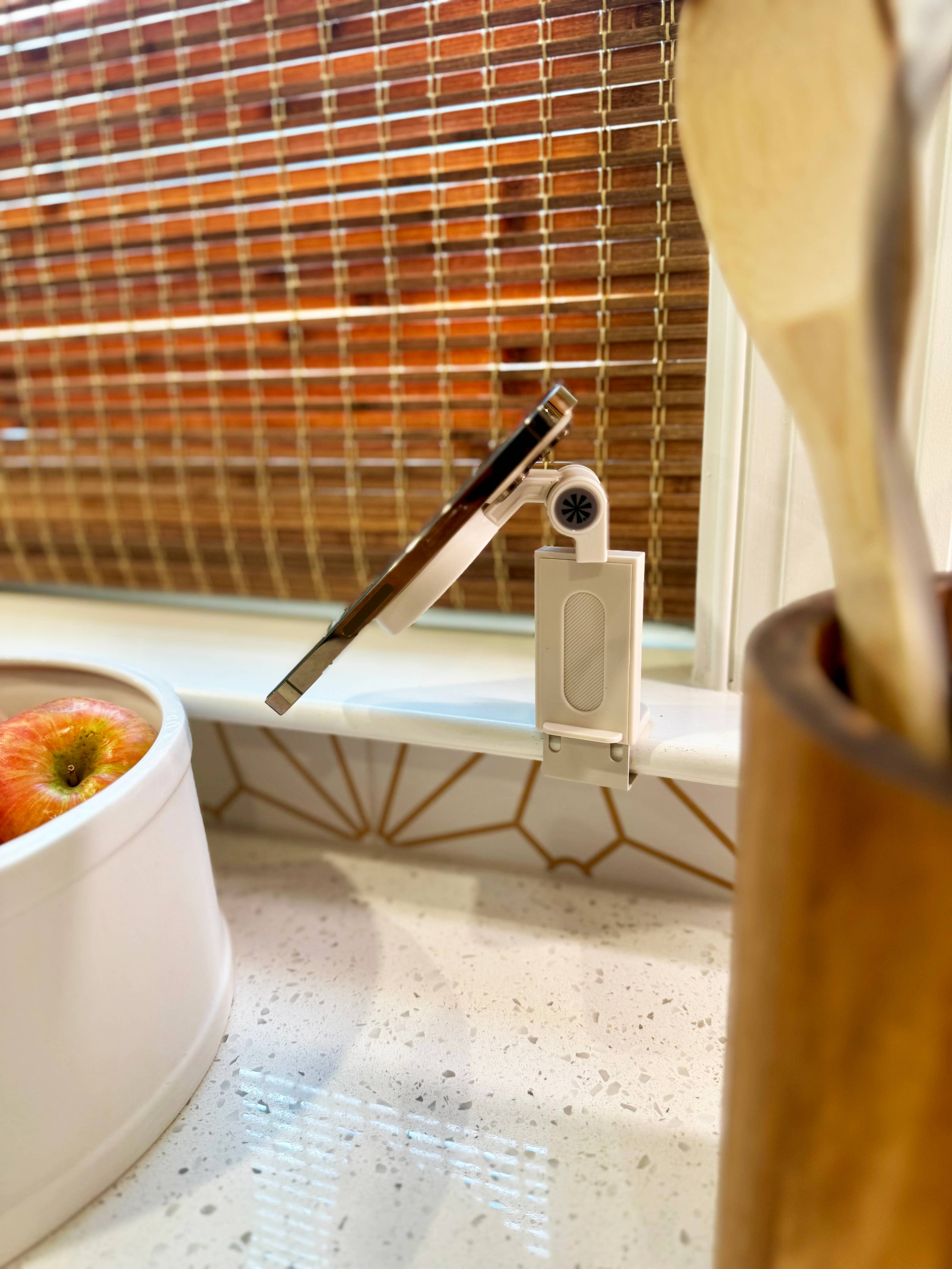 Tech Candy - HOLD IT RIGHT THERE MAGNETIC TRAVEL PHONE STAND